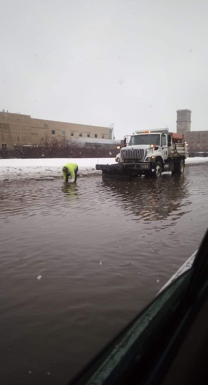 Crews clearing storm drains to ease flooding in Sioux City